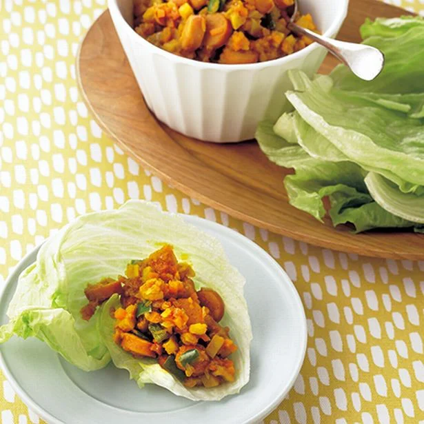 【ダイエットレシピ】野菜をたっぷりとれる「コロコロソーセージのカレー炒めレタス包み」