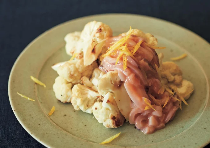 ゆずのトッピングでさっぱり「焼きカリフラワーの塩辛がけ」