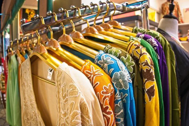 居場所がない…室内にあふれかえった洋服と本。「つい買ってしまう自分」をどうにかしたいです！【お悩み相談】