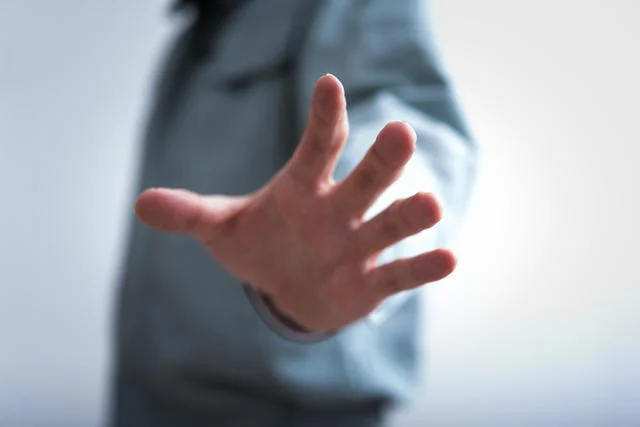 引っ越し先で「長老」と呼ばれる人から、ほぼ毎日お誘いが！あまりのしつこさにもう限界…【お悩み相談】
