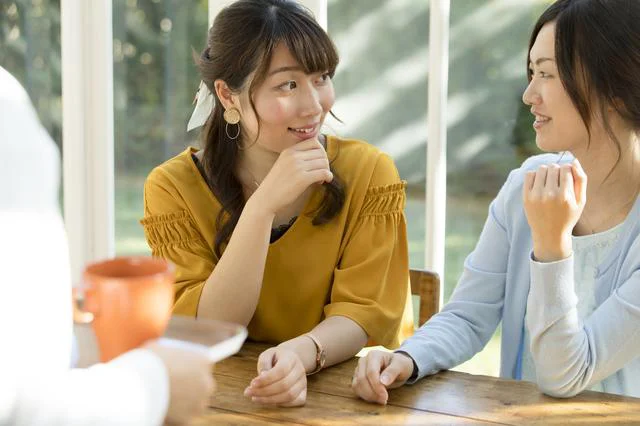 母が私の友人と勝手に遊びに行き、面白おかしく私の悪口を吹き込みます…【お悩み相談】