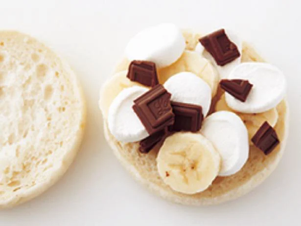 Place the ingredients evenly so that they fit inside the muffins.