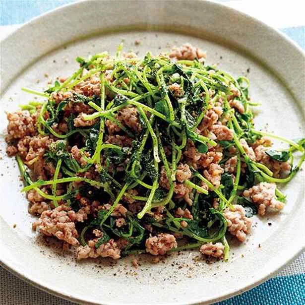 【画像を見る】にんにくが香る「ひき肉と豆苗のシンプル炒め」