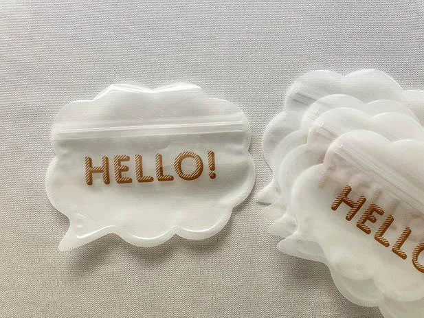 「HELLO!」のご挨拶も一緒に!?　拭き出し型フィルムジップバッグ