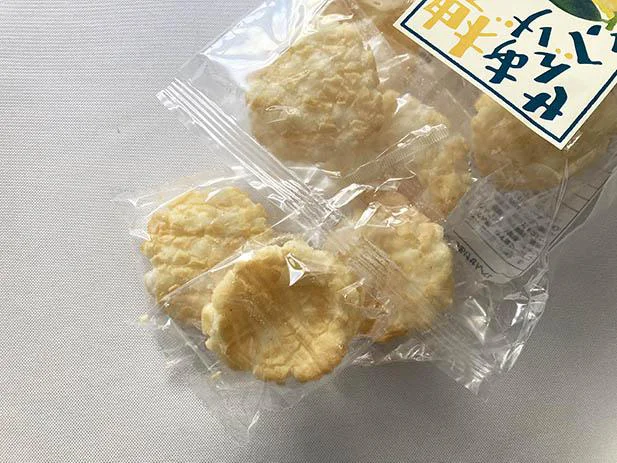 【画像を見る】KALDI激推しの「柚子塩味のあげせんべい」