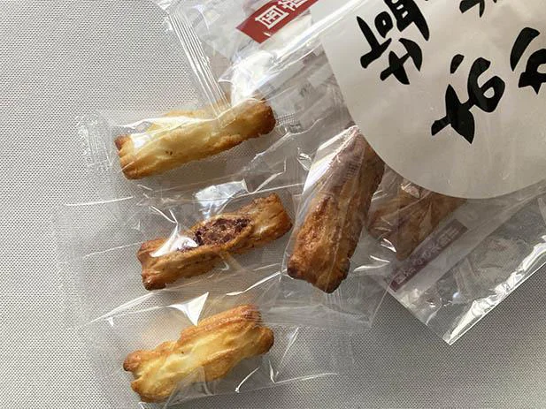 ひとつずつ個包されている「塩と醤油のおかき」