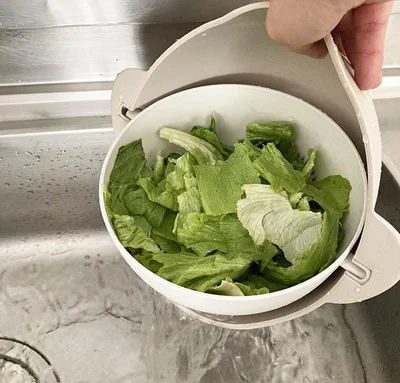 片手でボウルを傾けるだけで水切りできる