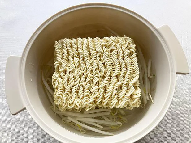 電子レンジで即席麺も焼きそばもできる 3coins の ビストロヌードル が便利すぎて手放せないっ レタスクラブ