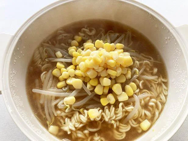 粉末スープを入れて混ぜたら出来上がり! コーンは後乗せしてみた(笑)