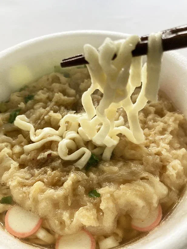 博多風スープと、ふわもち食感のうどんが◎。ごぼうもしっかり感じらる