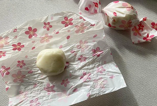 やわらかいキャンディの中には、桜の花びらと葉が入ってる!