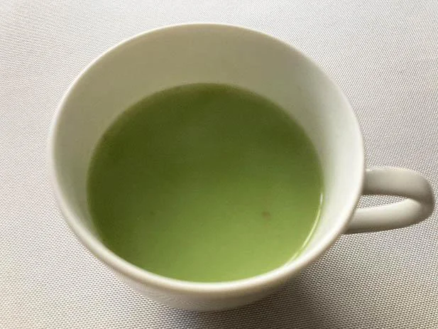 桜の花びらが抹茶ラテの中にチラホラと