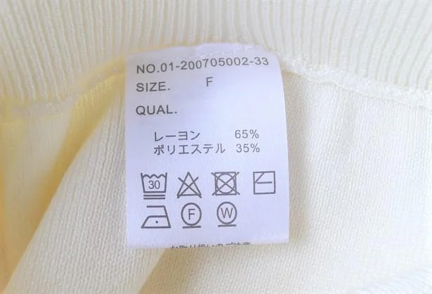 素材は、レーヨン65%、ポリエステル35％。30℃で手洗いできるので、クリーニング代を節約できます