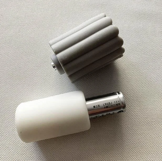 単3電池を単2電池にするには、小さいほうのアダプタを使用