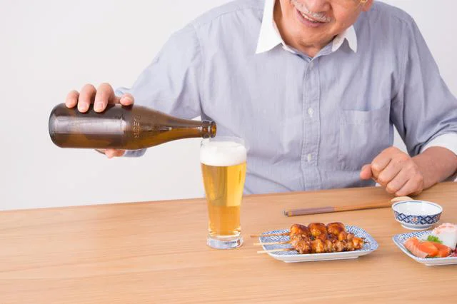 孫に会う口実で義母に隠れてお酒を飲みに来る義父。義母に言うべき？【お悩み相談】