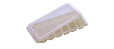 冷凍用密閉保存袋に移せば収納もコンパクト。100円ショップの製氷皿を使って！