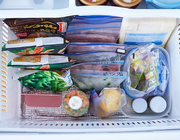 すっきりと整理整頓された島本さんの冷蔵庫の冷凍室。パンパンに詰めずに、１〜２割のスペースを空けておくのがポイント。