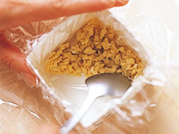 牛乳パックの底にある斜めの線に合わせて具を1種類ずつ敷く