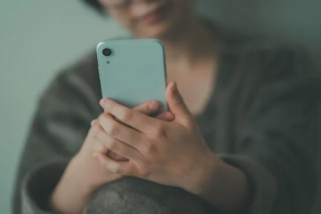 「不倫相手から別れを告げられた」と、泣いて電話をしてくる50歳の友人に困っています【お悩み相談】