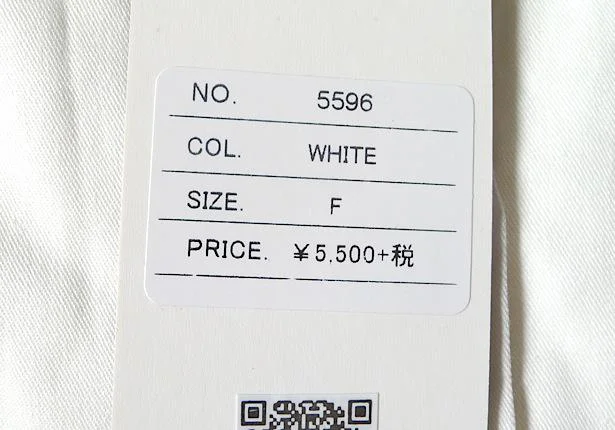 素材はコットン100%。生地にハリとツヤがあり、着心地がとってもいいんです。そして値札は、なんと5500円＋税となっています