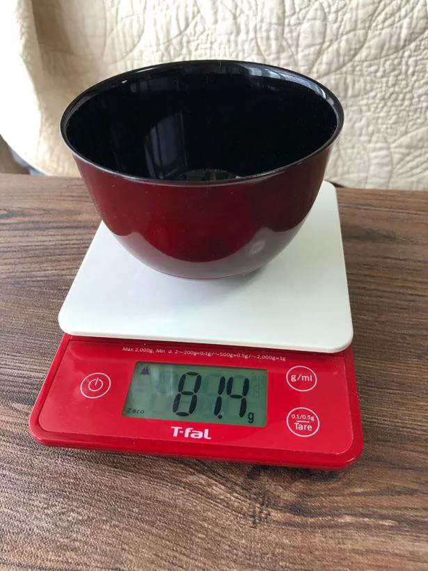 お椀の重さは約81g。とても軽く、持ちやすいです。