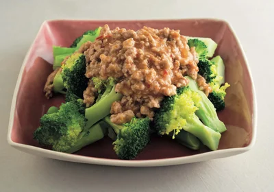 しっかり味の肉あんで食べごたえ満点「ブロッコリーの麻婆そぼろあんかけ」