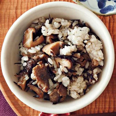 「牛肉とひじきの混ぜご飯」