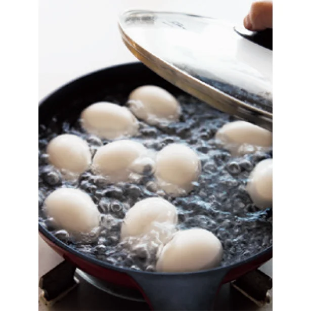 フライパンに3 ～ 4 ㎝深さの湯を中火で沸かし、卵10個を割れないようにそっと入れる。