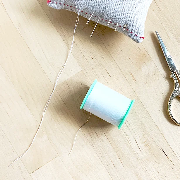 糸はミシン糸や手縫い糸など、細めのものを使ったほうがうまくいくようです。