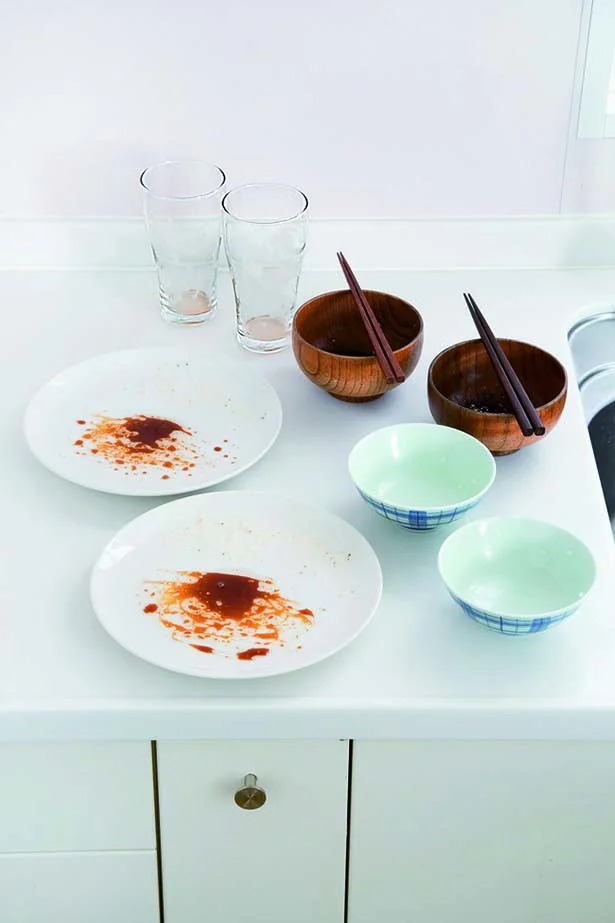 手前のご飯茶碗は水につけておき、左の皿はゴムべらか紙で汚れを取っておく