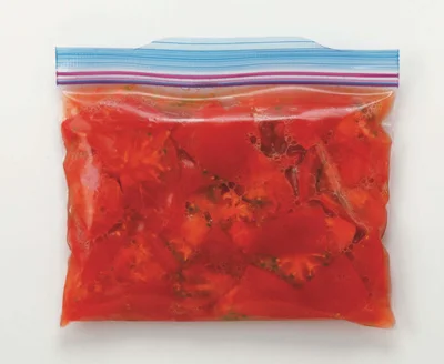 へたを取ったトマトをざく切りにして、汁ごと袋に入れて冷凍すれば簡単トマトソース風に。