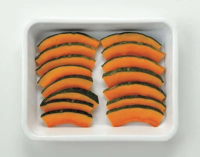  かぼちゃは、1cm幅のくし形切りにして冷凍にかかる時間を短縮。