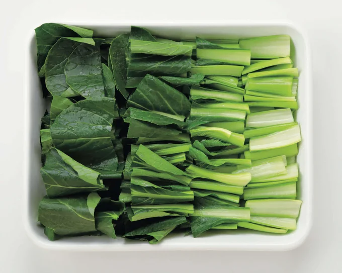  小松菜はほうれん草と違い、生のままでも冷凍できるのが魅力。