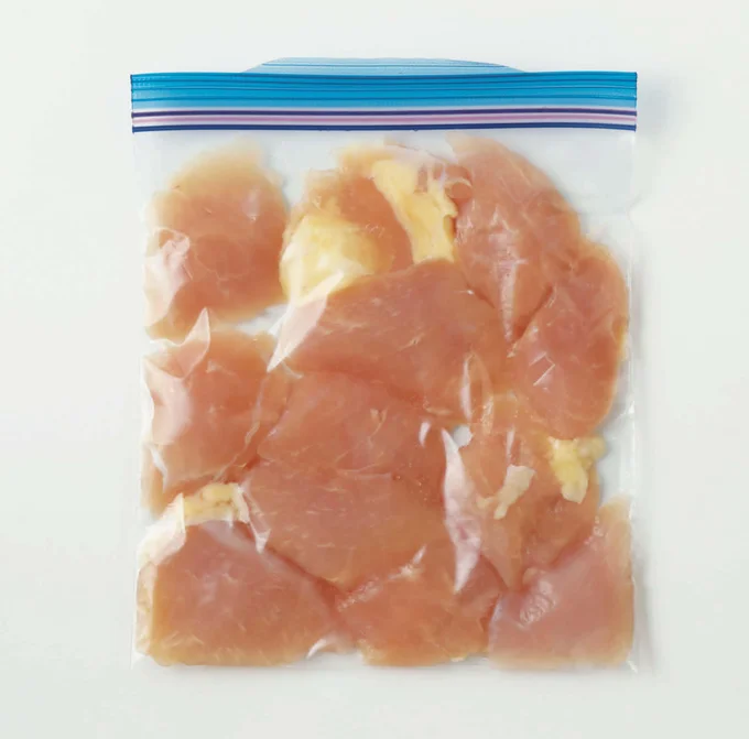 とりむね肉+酒+塩。一口大に切って酒と塩で下味をつければ、使い勝手バツグン!