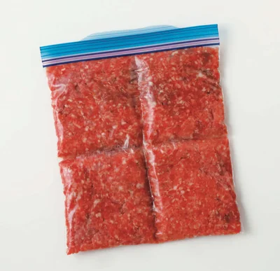 ひき肉は、袋に入れたら、しっかりと空気を抜き、薄く平らに広げて冷凍。