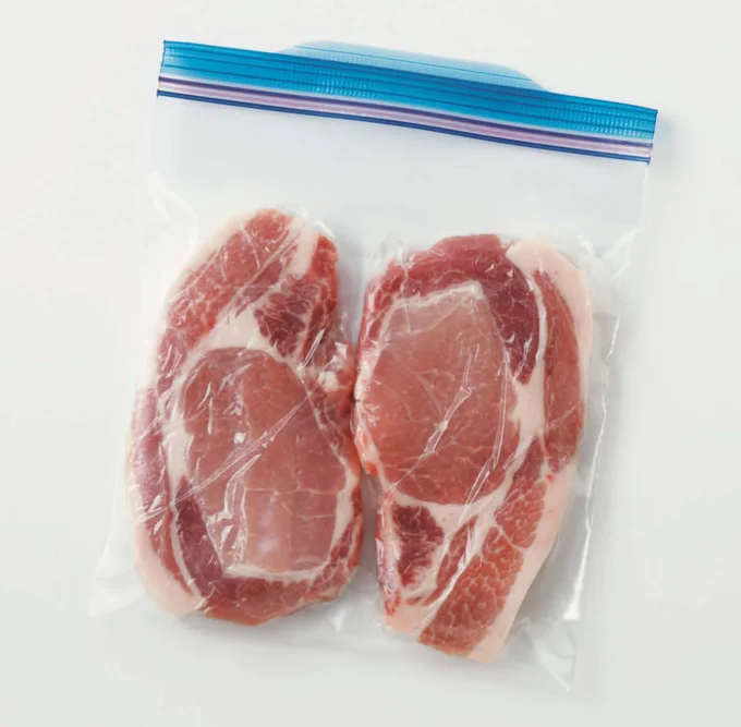 豚ロースとんカツ用肉は、1枚ずつラップでぴったり包んでから袋に入れて冷凍。
