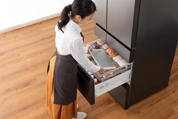 「うま冷えプレート」は使用前に冷凍庫へ24時間以上入れておきます。汚れがついても水洗い可能！