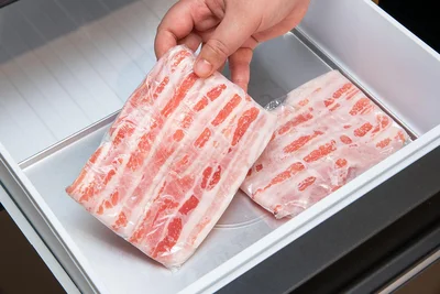 クーリングアシストルームを「はやうま冷凍」にすると、約30分でうす切り肉がカチコチに　