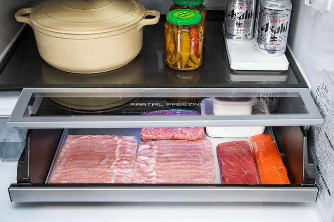「微凍結パーシャル」では、お肉や魚、煮物などの作り置き惣菜を約－3℃の微凍結の状態で保存できます