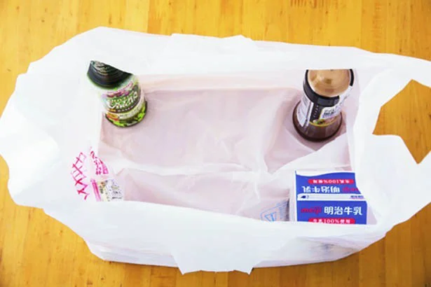 【写真を見る】 まずは袋の四隅に、牛乳やボトル類など背が高くて重いものを立て「柱」を作る