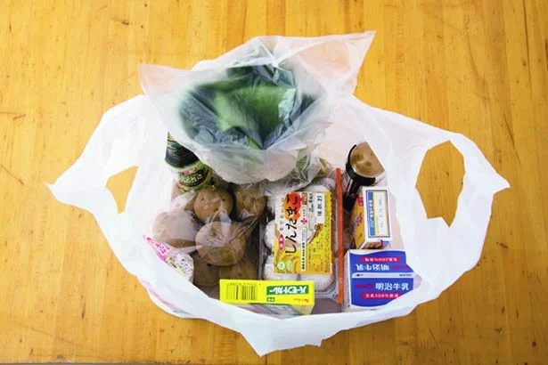 卵やじゃがいもなど重いものを下に入れて「床」を作り、箱物やほうれん草など平らなものを「柱」の間に立てて「壁」を作る