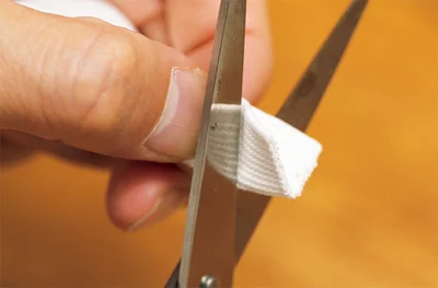 平ゴムの幅を半分に折り、ハサミで2mmほど切り込みを入れます。