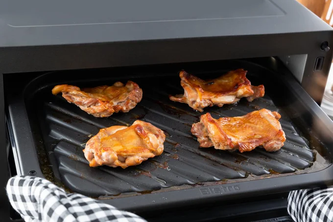 ビストロでこんがりきつね色に焼きあがった「鶏の照り焼き」