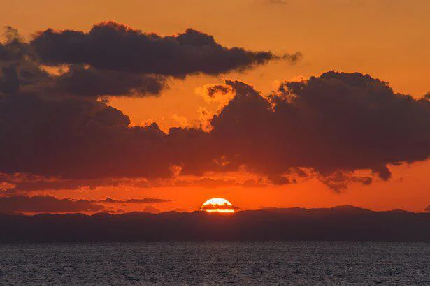 空に浮かぶ雲が地上に落ちない不思議　誰かに話したくなる地球の雑学(74）