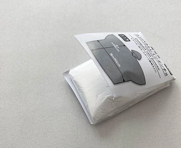 これでもか!というほど小さく畳まれているレインポンチョ
