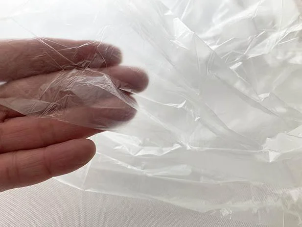 厚さは、スーパーで無料でもらえるポリ袋ほど。かなり薄い!