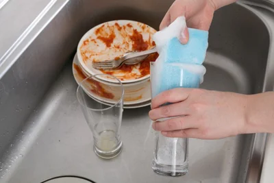 グラスは油汚れとは分けてまとめて洗うように。柔らかいスポンジを使うこと。