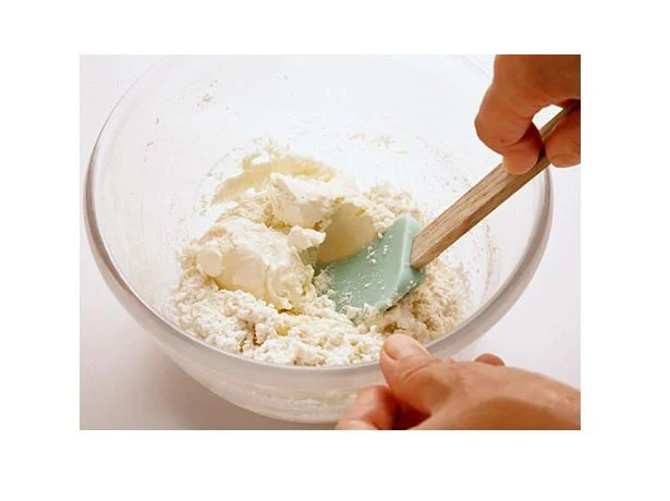 豆腐をよくすり混ぜ、なめらかにしたところにクリームチーズを加えると、混ざりやすい