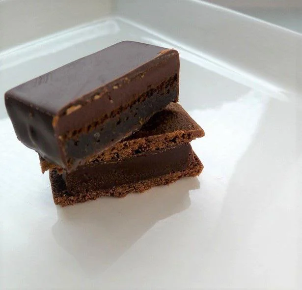 2つのチョコレートをカットしてみると、濃厚なチョコの層がのぞきます♪
