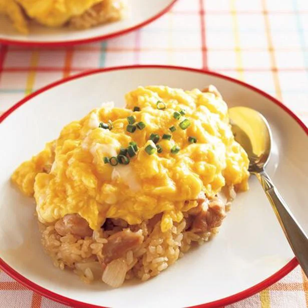 【画像を見る】とり肉と玉ねぎで親子丼風の味付けにした「和風オムライス」